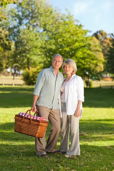 Rentnerpaar auf der Suche nach einem Picknickplatz — Stockfoto