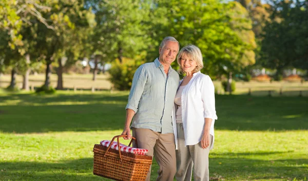 Pensionerat par söker en plats för picknick — Stockfoto