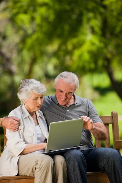 Casal de idosos olhando para seu laptop — Fotografia de Stock