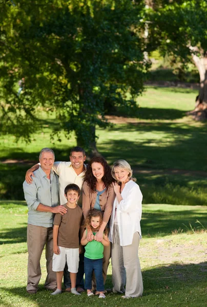 Familie blickt im Park in die Kamera — Stockfoto