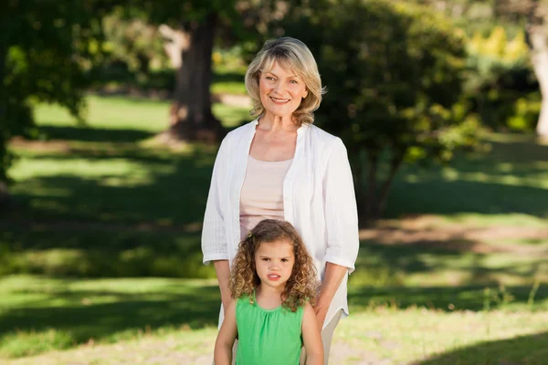 Grandmother with her granddaughter looking at the camera in the — Stock Photo, Image