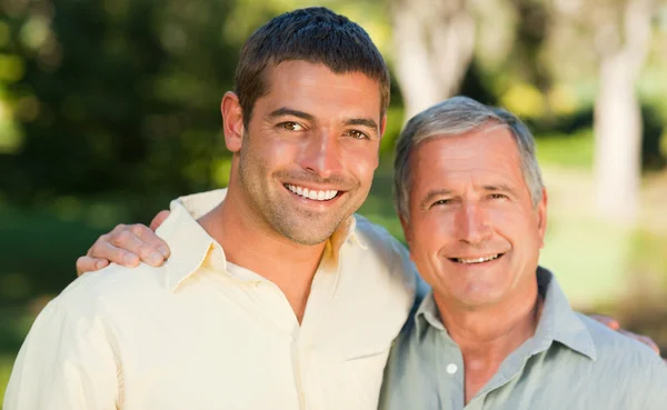 Father with his son looking at the camera in the park — Stock Photo, Image