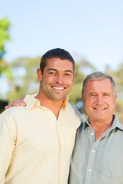 Father with his son looking at the camera in the park — Stock Photo, Image