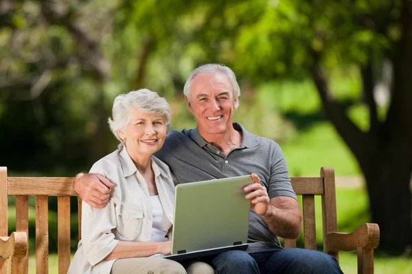 Yaşlı çift onların laptop arıyorum — Stok fotoğraf