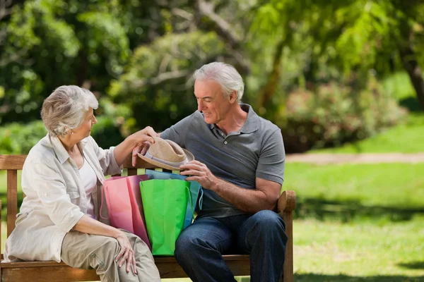 Casal aposentado com sacos de compras — Fotografia de Stock