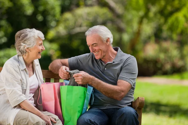 Alışveriş torbaları ile emekli Çift — Stok fotoğraf