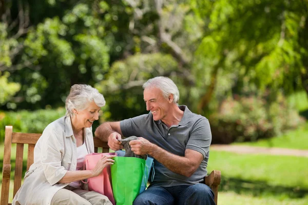 Retired couple with shopping bags — Stock Photo, Image