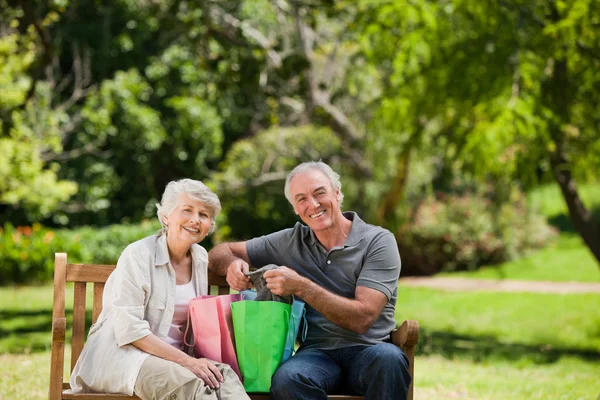 Pensionerat par med kassar och påsar — Stockfoto