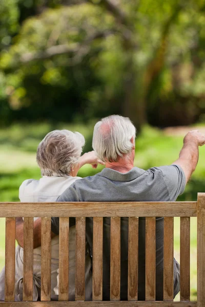 Couple assis sur le banc avec le dos à la caméra — Photo