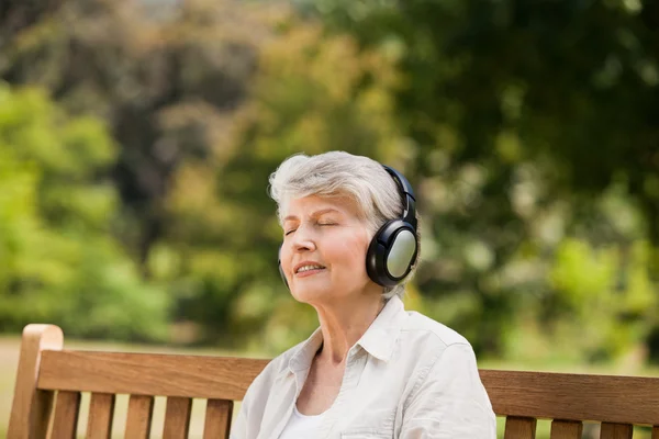 Mujer mayor escuchando música —  Fotos de Stock