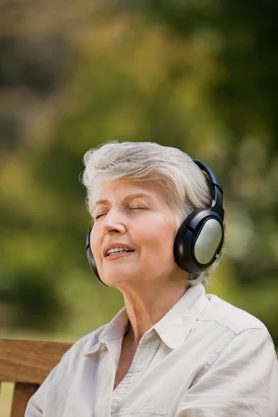 いくつかの音楽を聴く高齢者の女性 — ストック写真