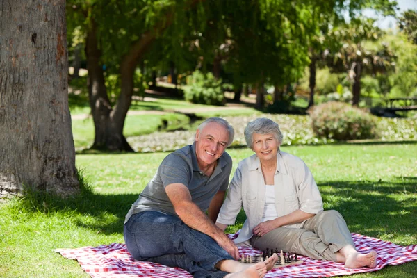 Idősebb pár piknik a kertben — Stock Fotó