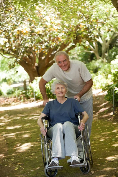 Seniorenpaar im Wald — Stockfoto