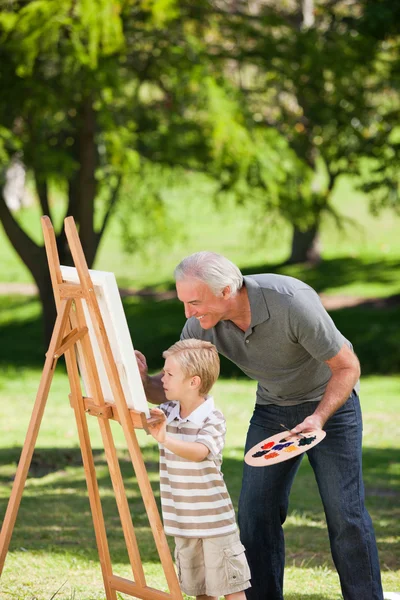 祖父和他的孙子在花园里画 — 图库照片