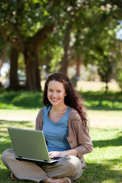 Dizüstü bilgisayarıyla çalışan bir kadın. — Stok fotoğraf