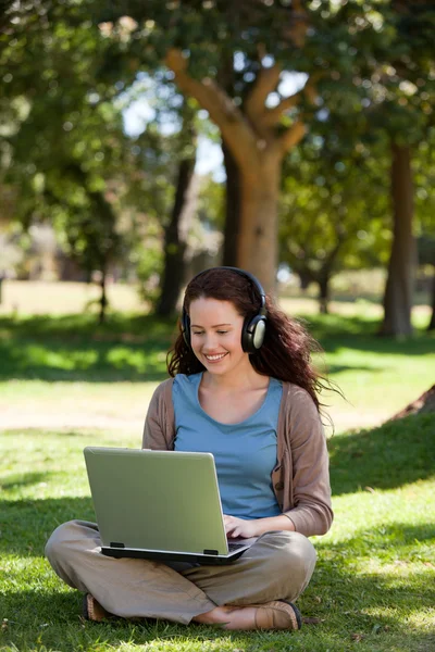 Mulher trabalhando em seu laptop — Fotografia de Stock