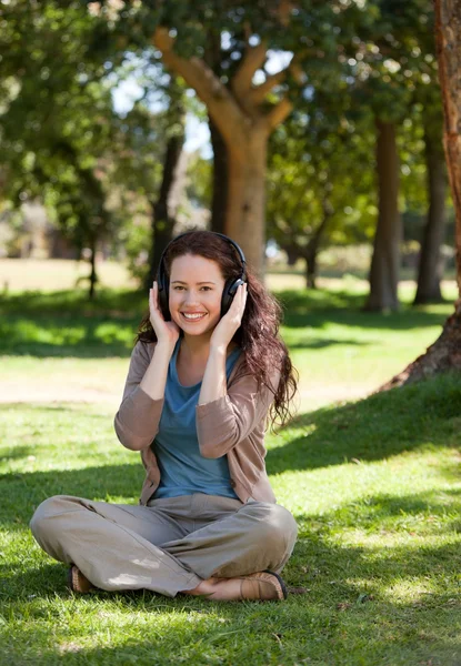 Woman listening to some music in the garden — Stock Photo, Image