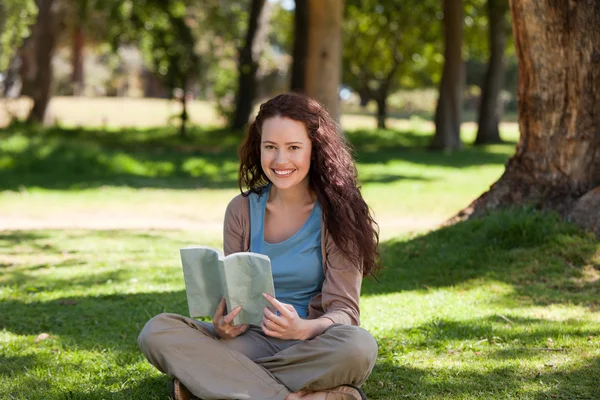 Žena čte knihu na zahradě — Stock fotografie