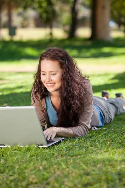 Parkta onu laptop üzerinde çalışan kadın — Stok fotoğraf
