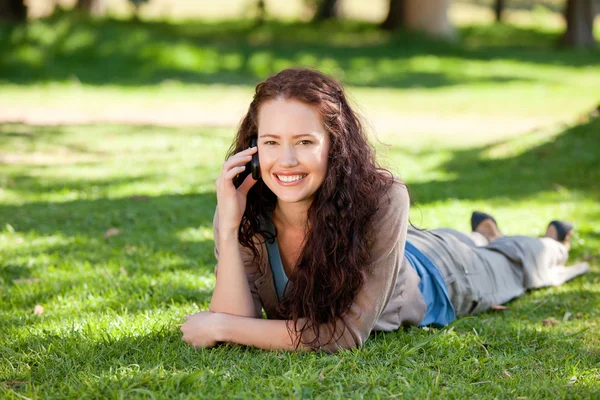 Frau telefoniert im Park — Stockfoto