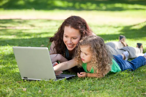 Matki i córki, pracy na laptopie — Zdjęcie stockowe