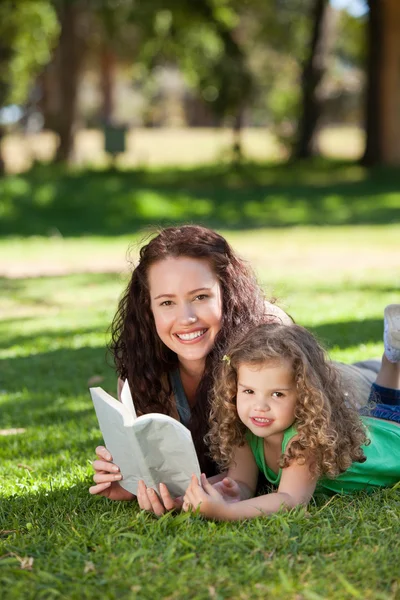 Γυναίκα με την κόρη της διαβάζοντας ένα βιβλίο — Φωτογραφία Αρχείου