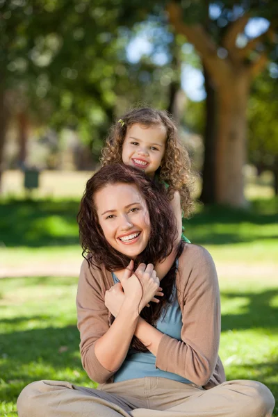 공원에서 그녀의 딸을 포옹 하는 여자 — 스톡 사진