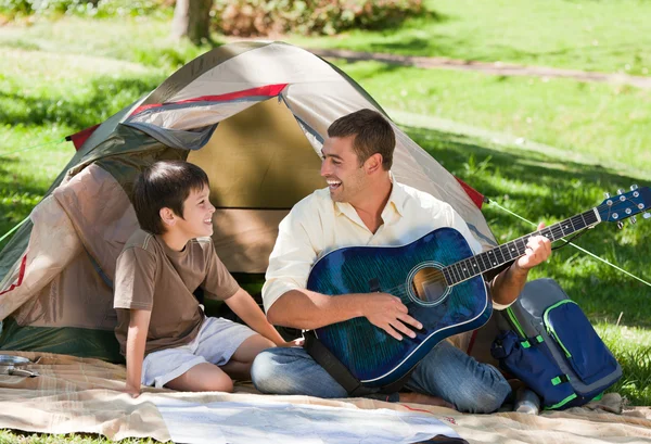 Far spela gitarr med sin son — Stockfoto