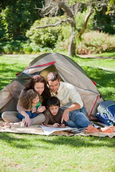 Vrolijke familie camping — Stockfoto