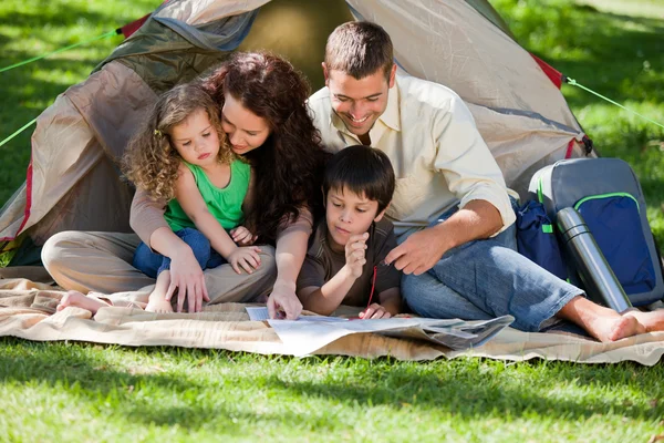 Alegre familia camping — Foto de Stock