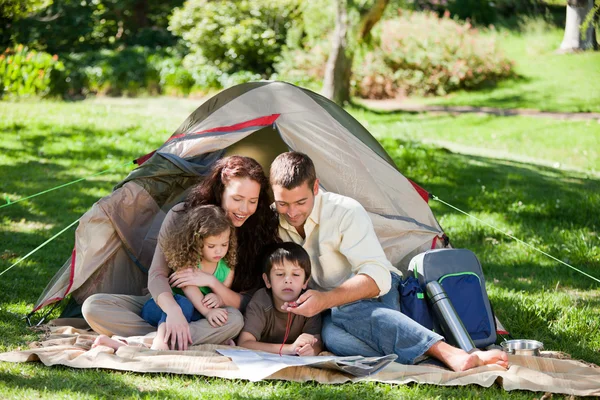 Radosny rodzina camping — Zdjęcie stockowe