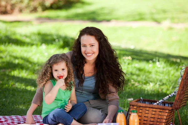 Матір з донькою пікніки — стокове фото