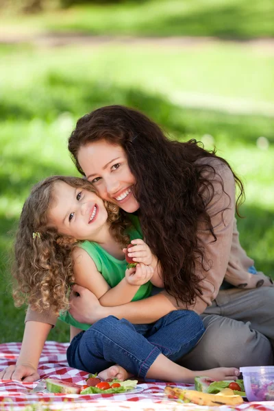 Mother and her daughter picnicking — Stock Photo, Image