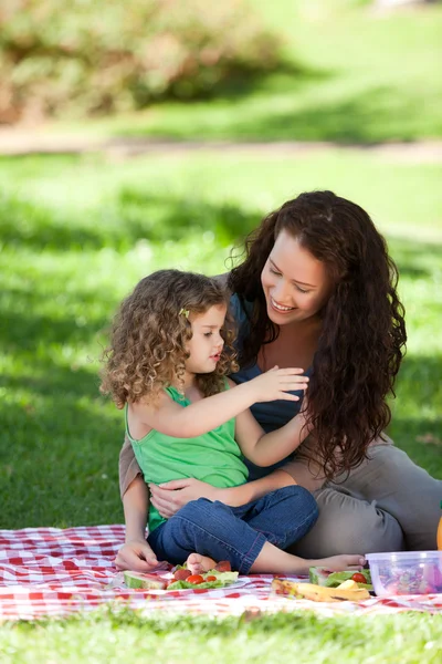 Moeder en haar dochter picknicken — Stockfoto