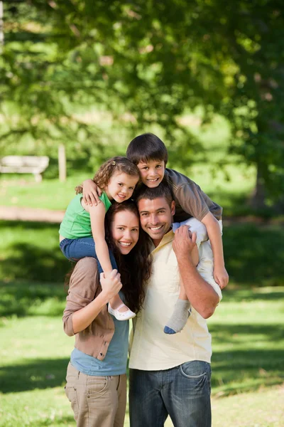 Ouders waardoor kinderen een piggyback — Stockfoto