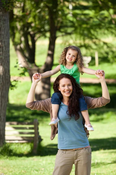 Mother giving daughter a piggyback — Stock Photo, Image