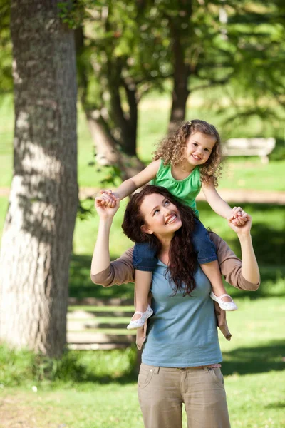 Mor ge dottern en piggyback — Stockfoto