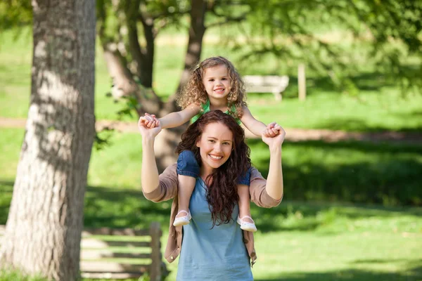 Matka daje córka piggyback — Zdjęcie stockowe