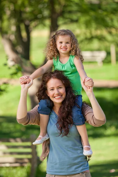 Mor ge dottern en piggyback — Stockfoto