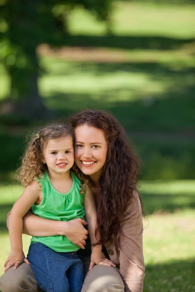 Tochter mit Mutter im Park — Stockfoto