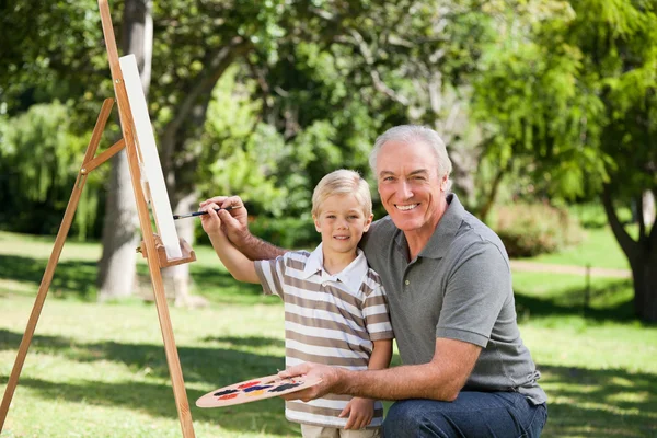 행복 한 할아버지와 그의 손자는 정원에서 그림 — 스톡 사진