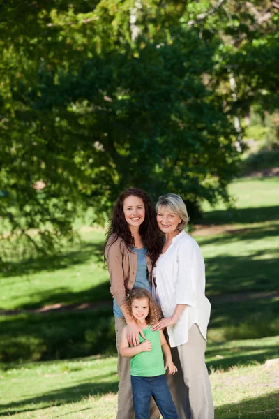 Familie blickt im Park in die Kamera — Stockfoto
