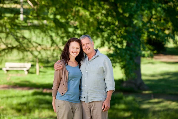 Father with his daughter looking at the camera — Stock Photo, Image