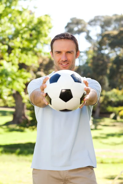 Pohledný muž s míčem — Stock fotografie