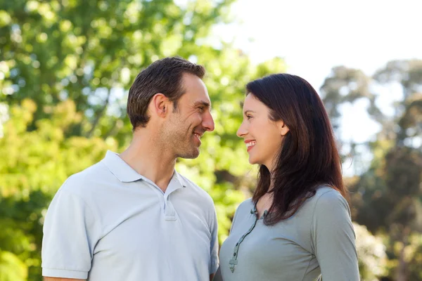 Lovely couple in the park — Stock Photo, Image
