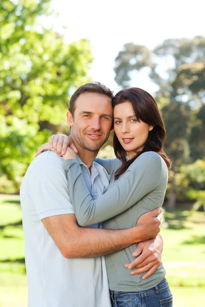 Radiant couple hugging in the park — Stock Photo, Image