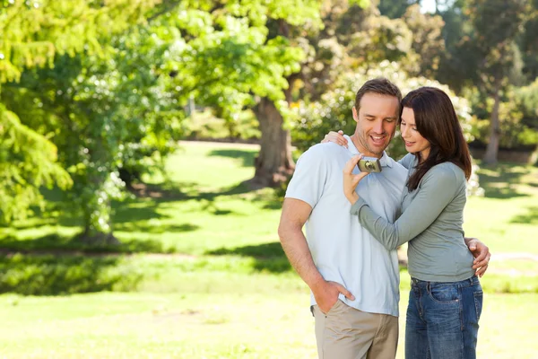 Promienna para przytulanie w parku — Zdjęcie stockowe