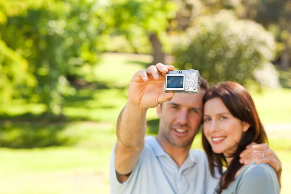 Couple prenant une photo d'eux-mêmes dans le parc — Photo