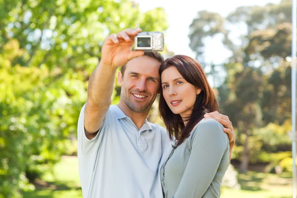 Couple taking a photo of themselves in the park — Stock Photo, Image