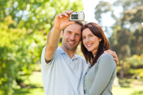 Par ta ett foto av sig själv i parken — Stockfoto